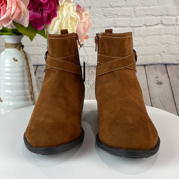 NWT: ST JOHN’S BAY (WIDE) Memory Foam Brown Faux Suede Block Heel Ankle Boots - Picture 3 of 17